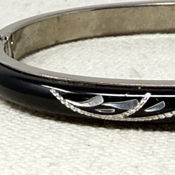 Vintage Black Enamel Etched Silver Tone‎ Hinged Bangle Bracelet Dainty Minimal - Picture 2 of 7